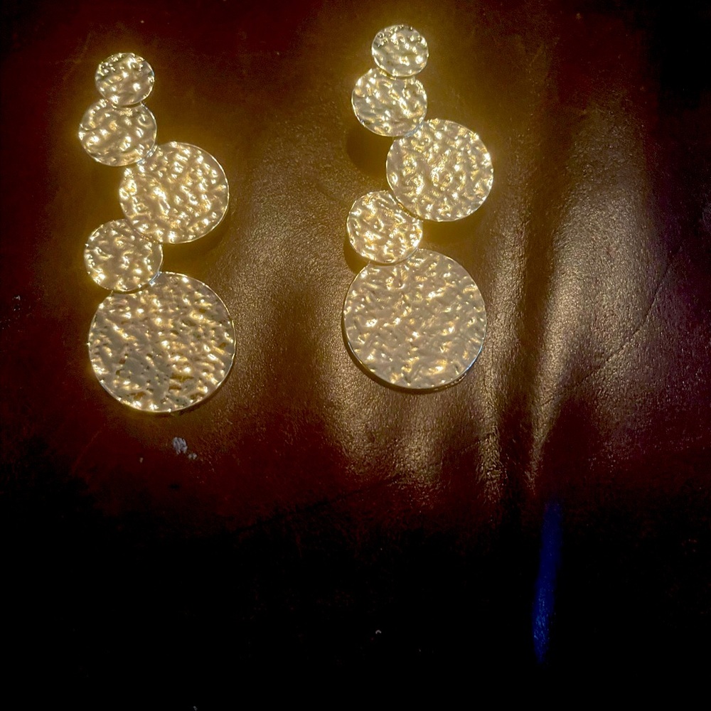 Gold earrings hammered look posts